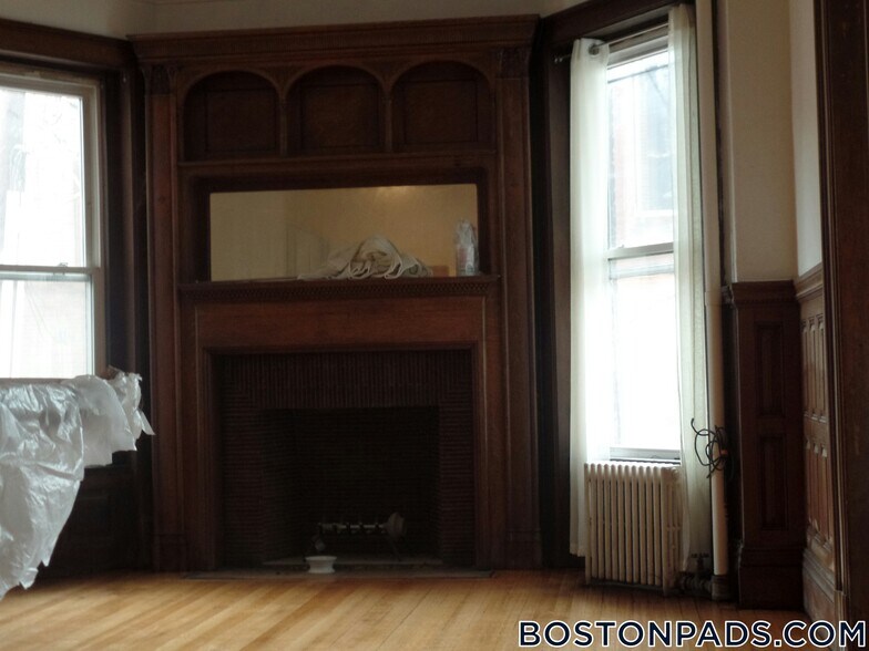 Building Photo - 849 Beacon St