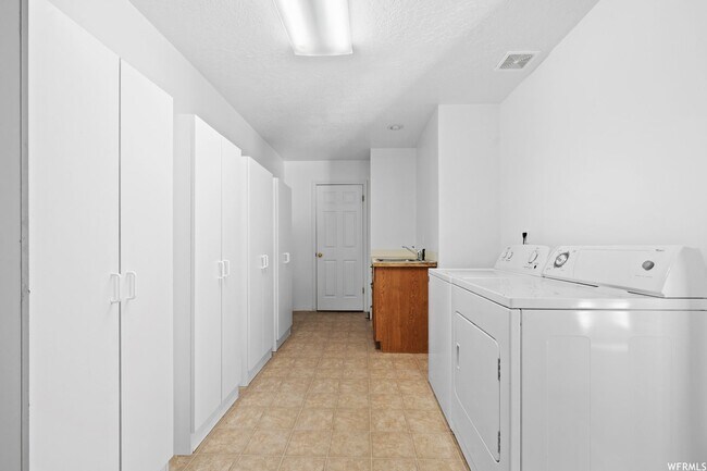 Building Photo - Beautiful home in Eden with amazing views from covered deck and 4 car garage