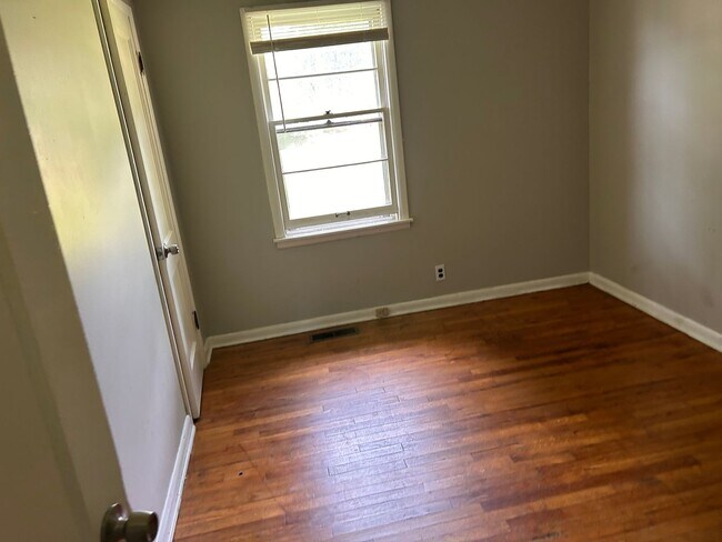 Building Photo - 3br 1Ba and a large back yard with move in special for July!