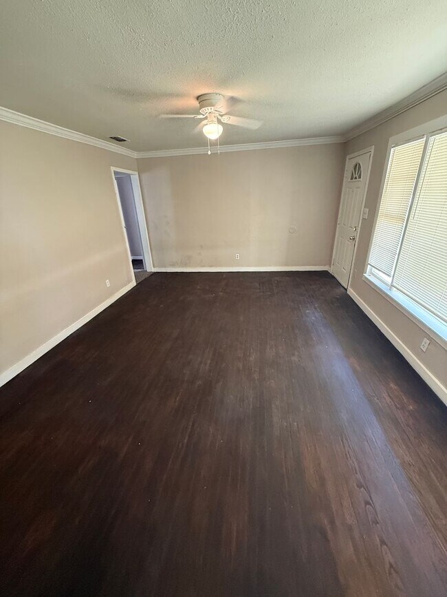 Building Photo - Available NOW! 4 bedroom 2 bathroom in Medical District