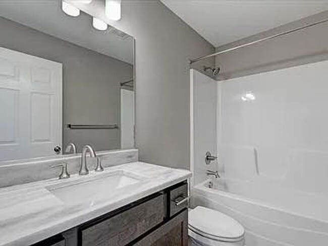 Building Photo - Family Home in Altoona - Available Now!