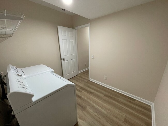 Building Photo - Elegant And Spacious 3 Bed 3.5 Bath Townhome In Vibrant Loudon Parkway Center