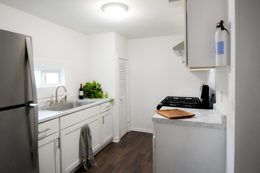 Building Photo - 814 W Russell Pl