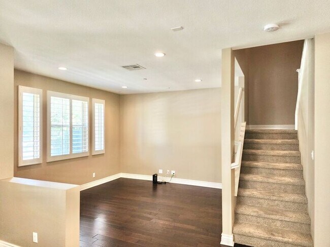 Building Photo - 112 Hedge Bloom