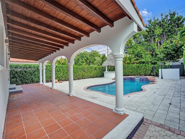 Building Photo - 527 SW 20th Rd