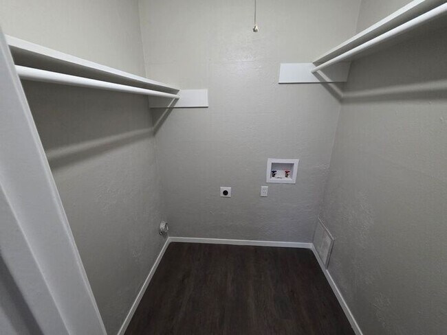 Building Photo - Updated 1-Bedroom Condo Near Pool Ready fo...