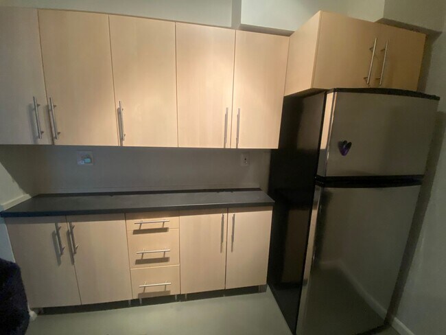 Building Photo - An efficiency apartment located on the 7th...