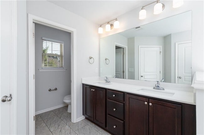Building Photo - 4758 Highland Ave