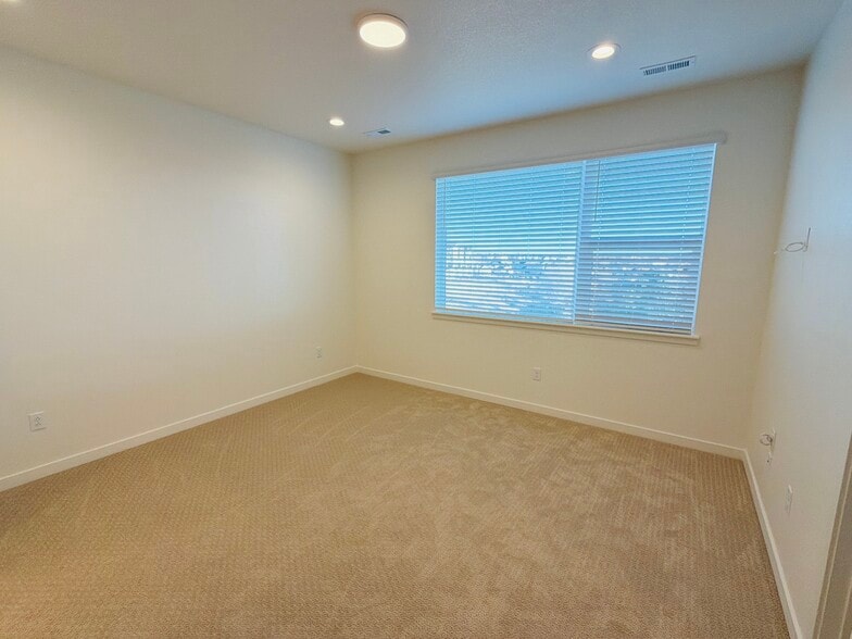 Building Photo - 7180 Clove Hitch Hts