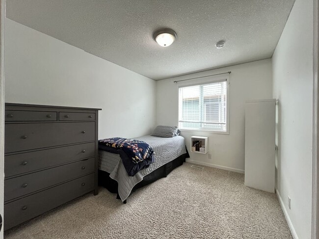 Building Photo - Charming Home Near Nike Campus with Vaulted Ceilings & Updated Kitchen