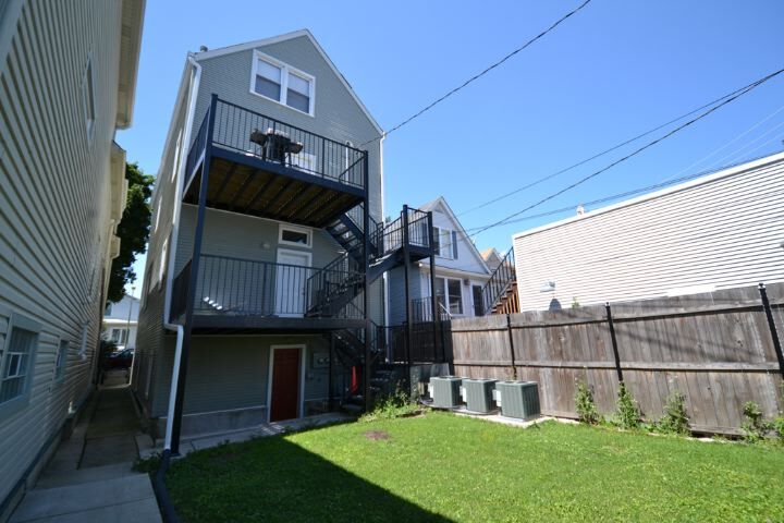 Building Photo - 3023 N Oakley Ave