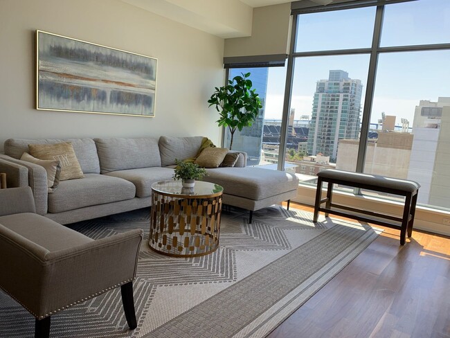 Building Photo - Downtown San Diego - fully furnished upsca...