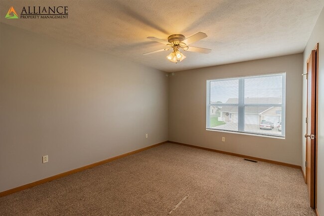 Building Photo - Large Duplex!