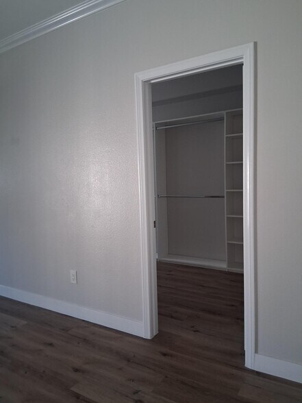 Building Photo - 9204 S Nobel Way