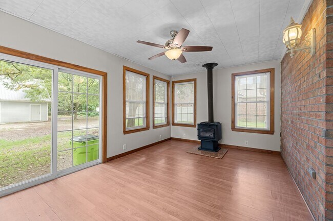 Building Photo - 506 River Rd