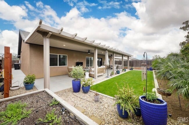 Building Photo - Gorgeous Move-In Ready Home by Frontier High School