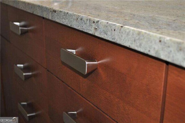 Building Photo - 6851 Roswell Rd