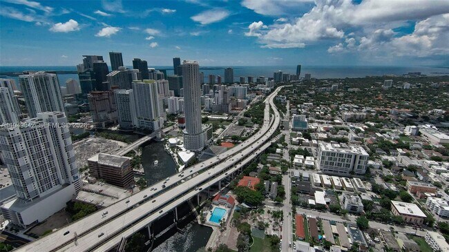 Building Photo - 10 SW South River Dr