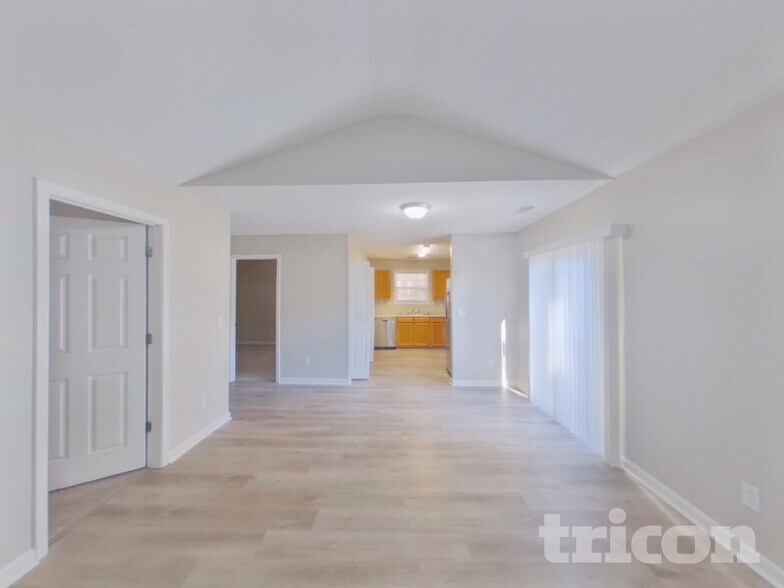 Building Photo - 562 Chisolm Way