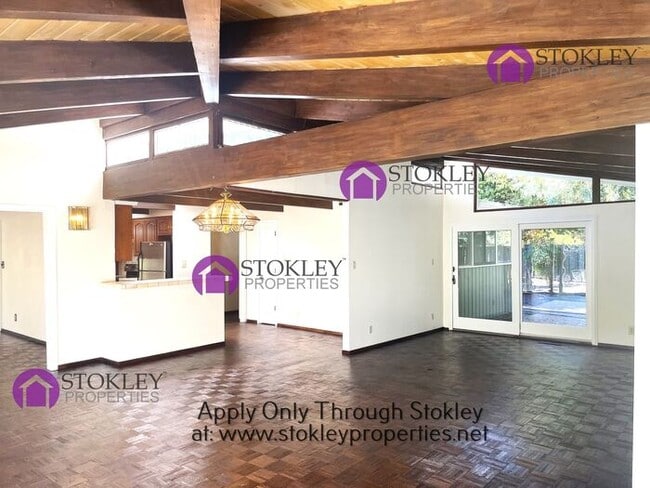 Building Photo - 137 Donna Maria Way