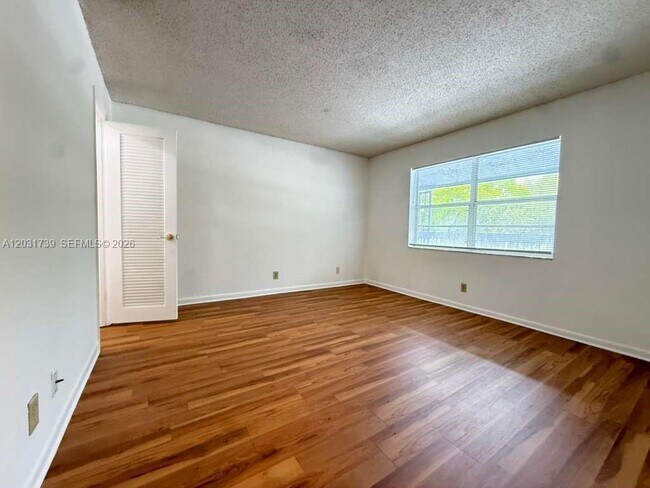 Building Photo - 8982 W Sample Rd