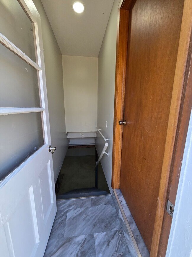 Building Photo - 3-4 bedroom ranch with attached garage, fe...