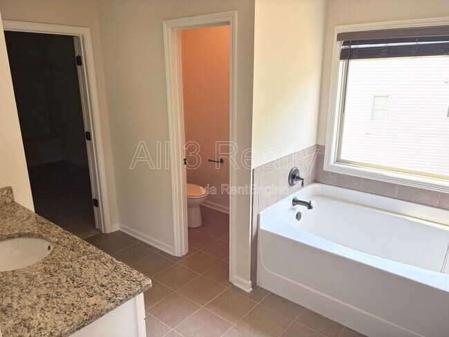Building Photo - 3738 Valley Spring Dr