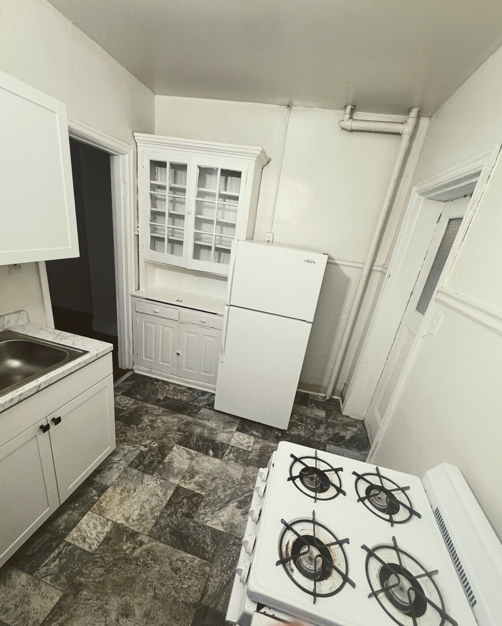 Kitchen - 1424 Grove Ave
