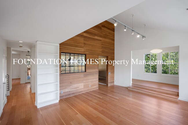 Building Photo - Stunning 4BD/2.5BA Boyle Park Home!  Solar...