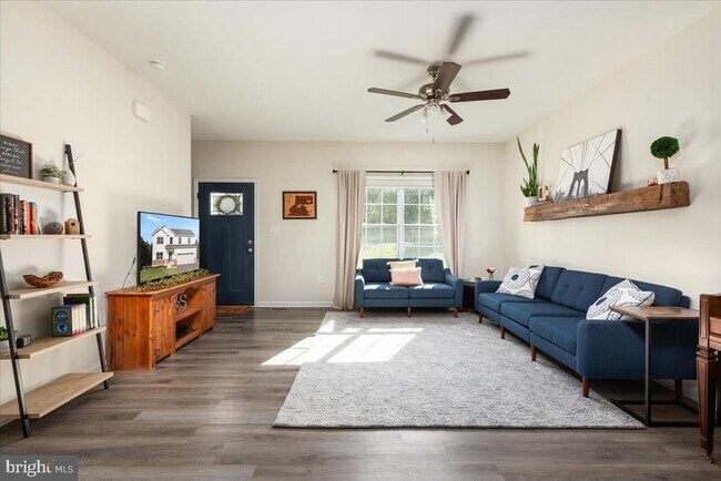 Building Photo - 321 Whispering Echos Dr