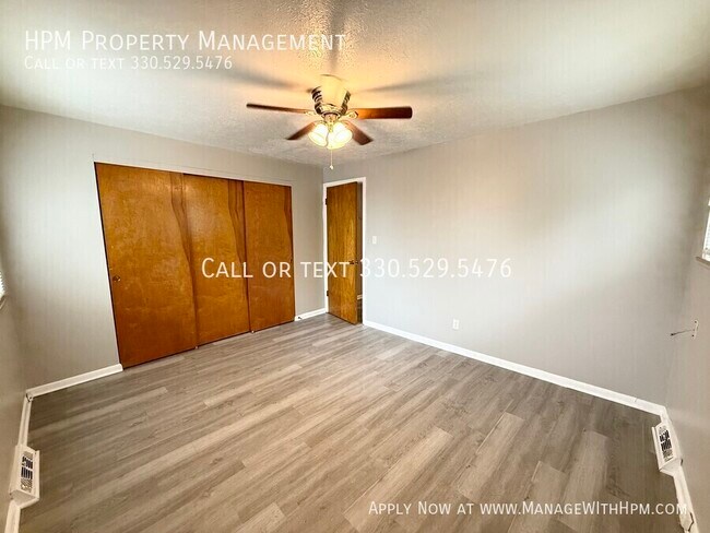 Building Photo - 842 S Green Rd