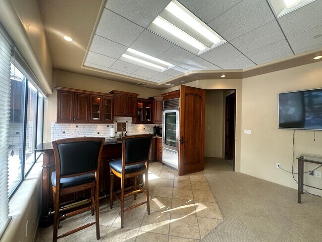 Building Photo - Large 1 bed / 1 bath Condo on North End of...