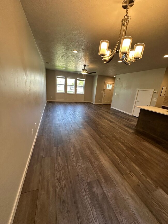 Building Photo - Modern Townhome Near Eagle Greenbelt..3-be...