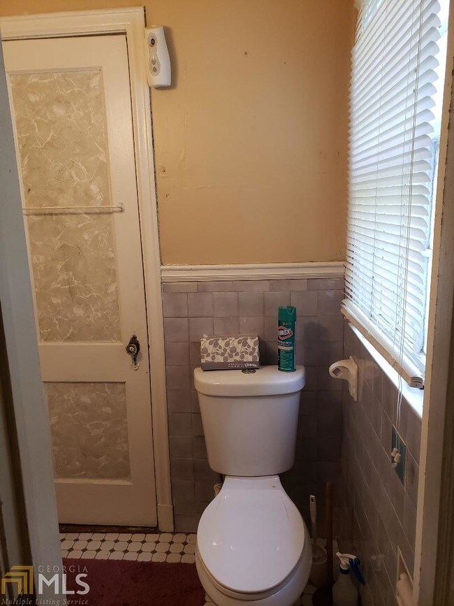 Building Photo - 586 Shannon Dr SW