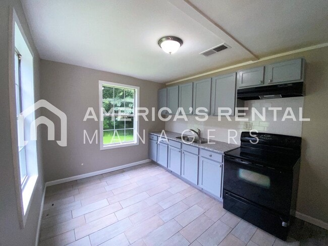 Building Photo - 104/105 7th Ave SE