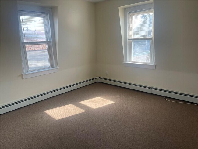 Building Photo - 585 Main St