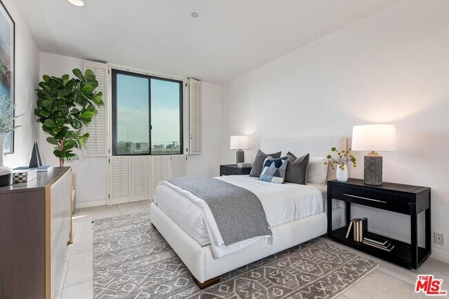 Building Photo - 300 N Swall Dr