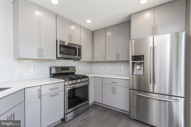 Building Photo - 712 S Sartain St