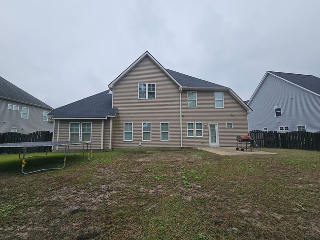 Building Photo - Stunning 4 Bedroom, 3.5 Bath Home Close to...