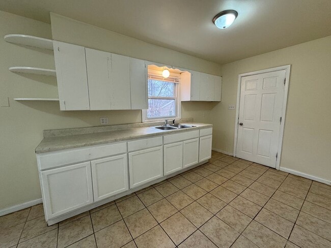 Building Photo - Move-In Ready Rental with Detached Garage