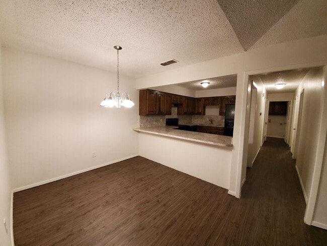 Building Photo - 106 N W Pk Dr