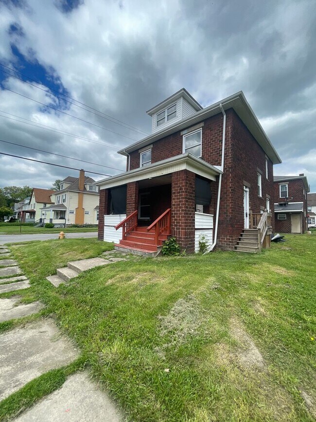 Building Photo - 247 Cedar Ave