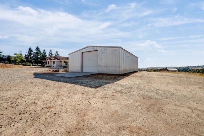 Building Photo - Spacious 3 Bed, 2 Bath Home with Acreage, ...