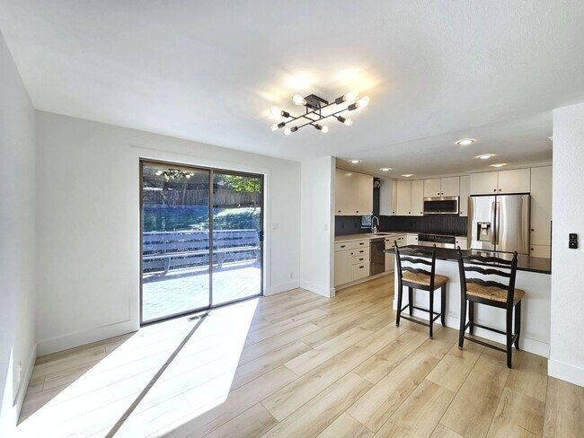 Building Photo - $2,995 - 5 Bed / 3 Bath Beautiful Home in ...