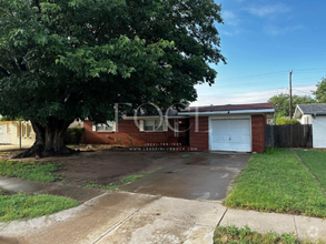 Building Photo - 3 bedroom, 2 bath, 1 car garage