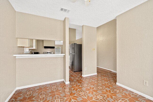 Building Photo - 16019 Mission Village Dr