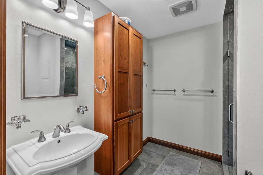Master bathroom - 2438 Lough Ln