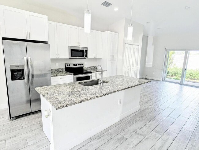 Building Photo - 1562 W 26th Ct