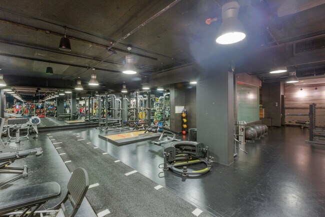 Building Photo - 18 10th St