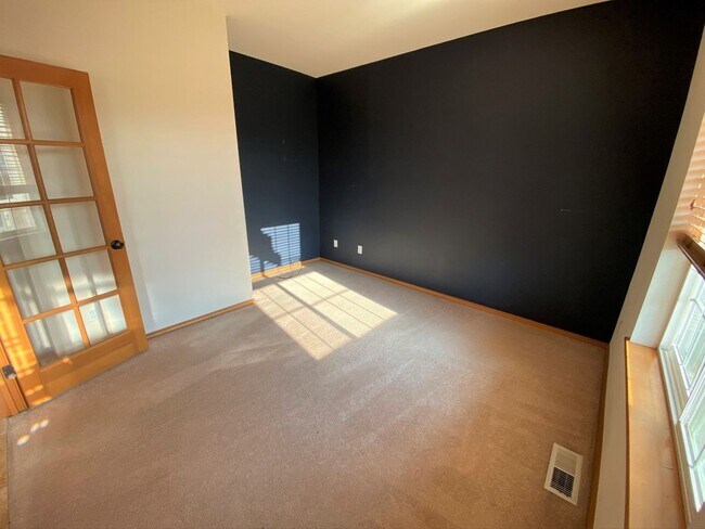 Building Photo - Large 3 Bed Home with Office, Fenced Yard,...